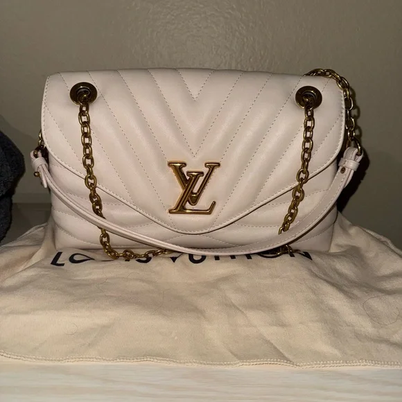 Louis Vuitton New Wave GM Chain Bag in Cream - Picture 2 of 16